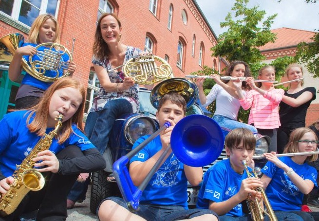 Sarah Wills mit Blue Wuhle Kids